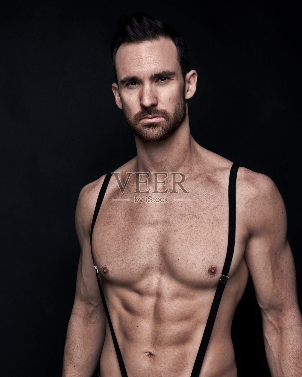 带背带的性感男人照片摄影图片