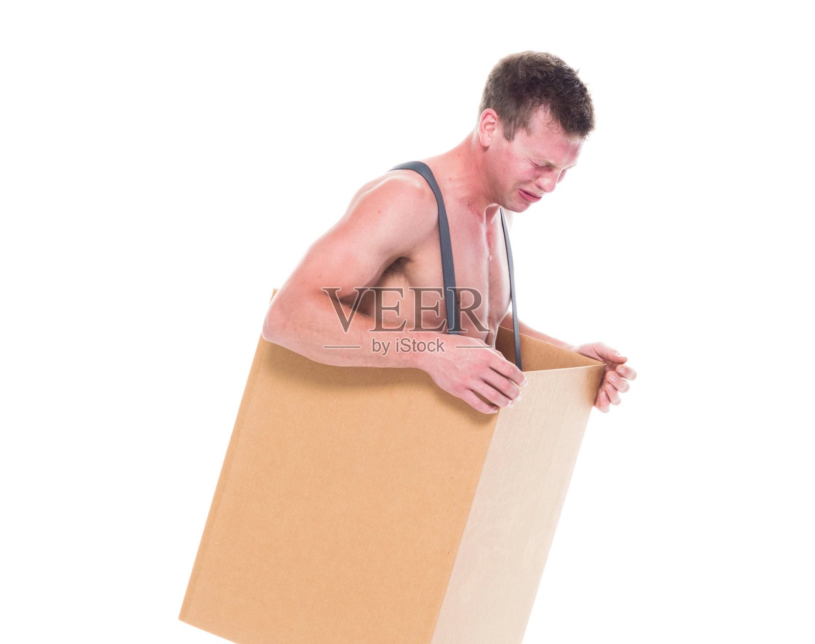 箱子里悲伤的贫困男人照片摄影图片