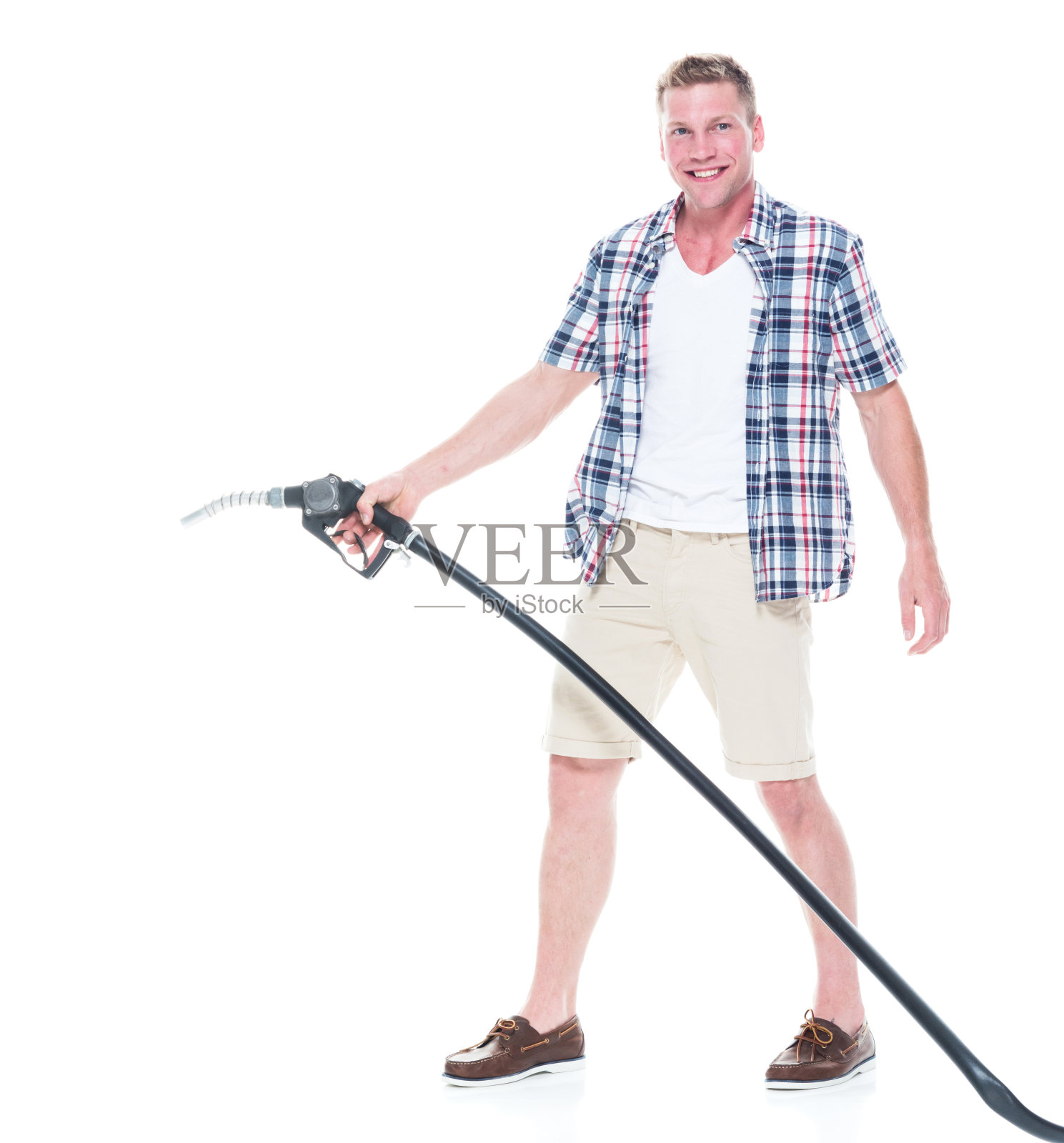 穿着衬衫和短裤的帅哥正拿着燃油泵照片摄影图片