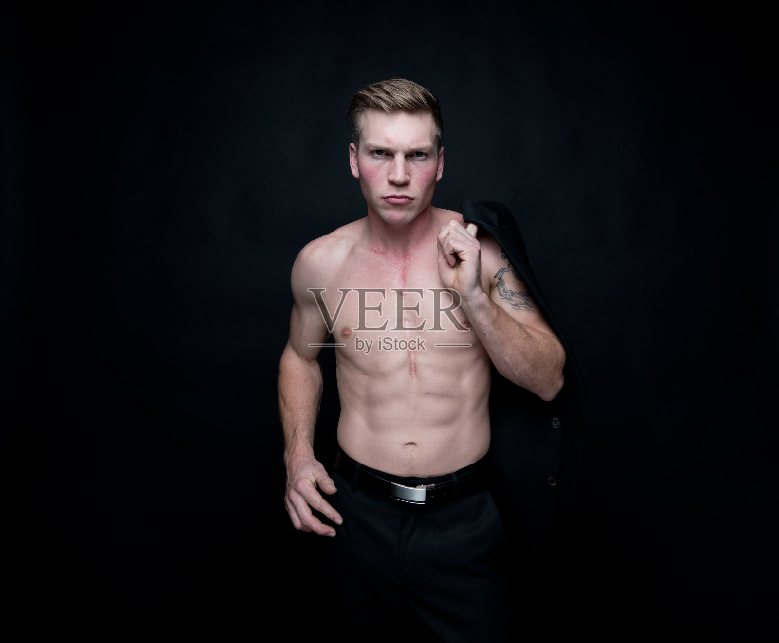 穿着西装的性感裸男照片摄影图片