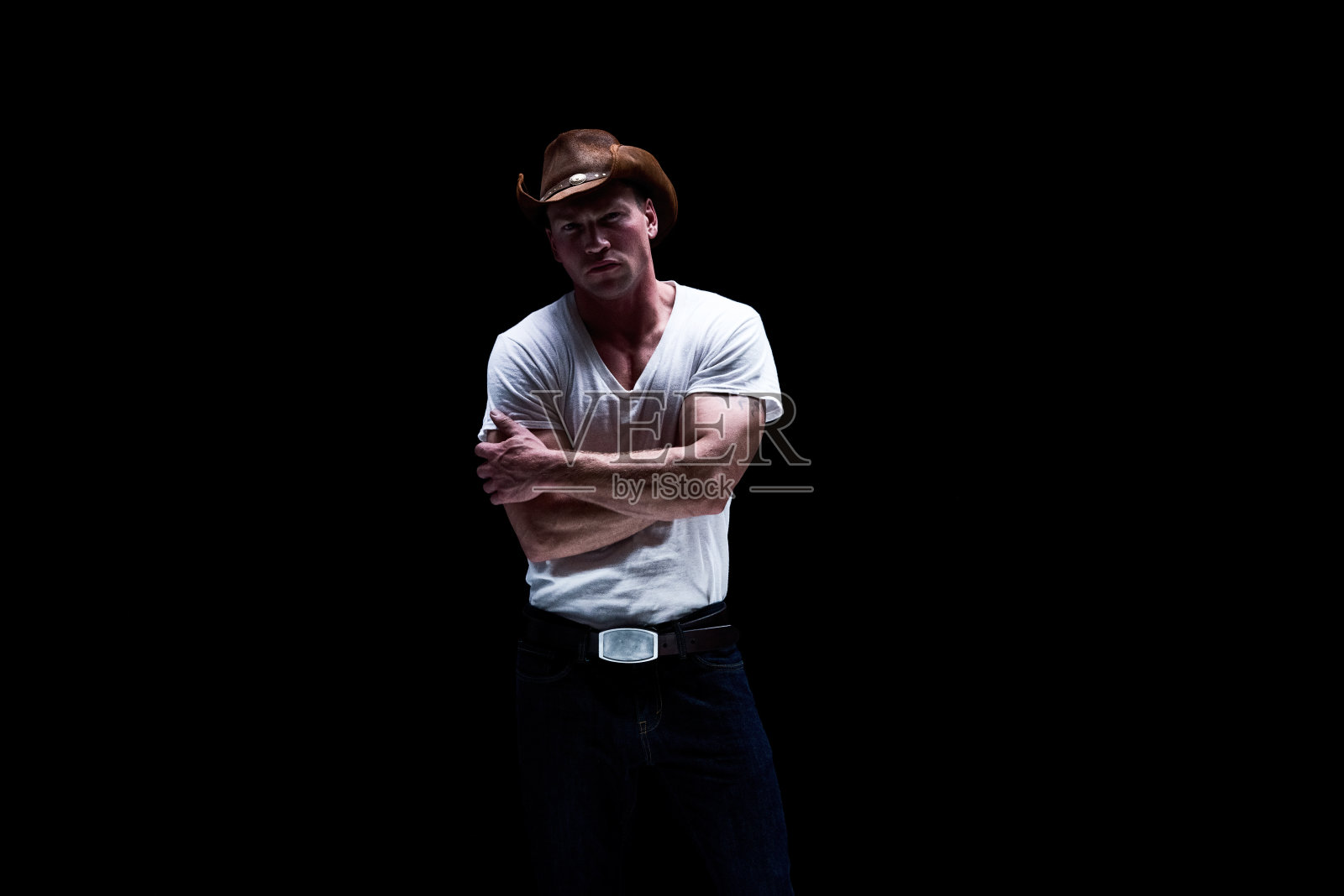 穿着白色t恤的迷人牛仔照片摄影图片