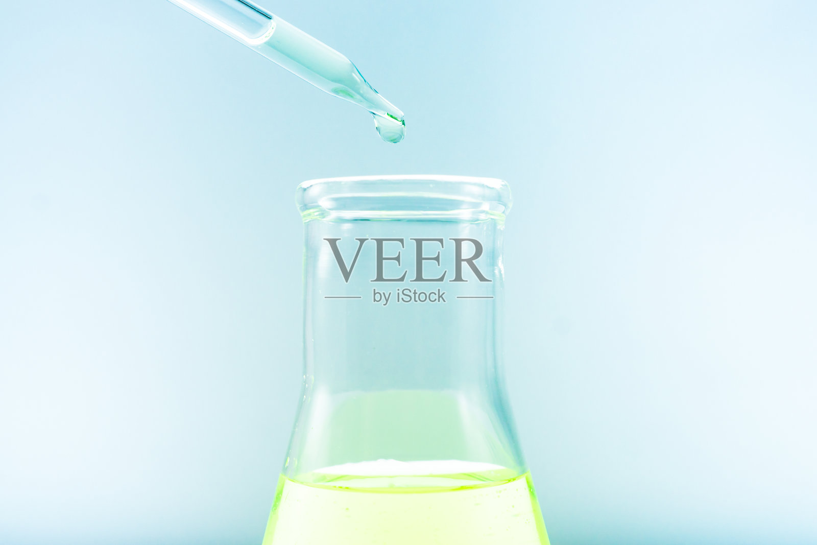 移液管将样品放入含有化学物质的试管中。照片摄影图片