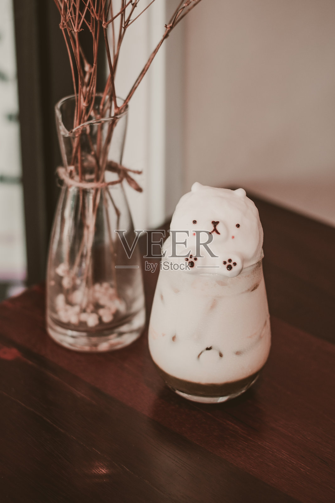 咖啡拿铁艺术熊由咖啡师用牛奶泡沫和浓咖啡制作照片摄影图片