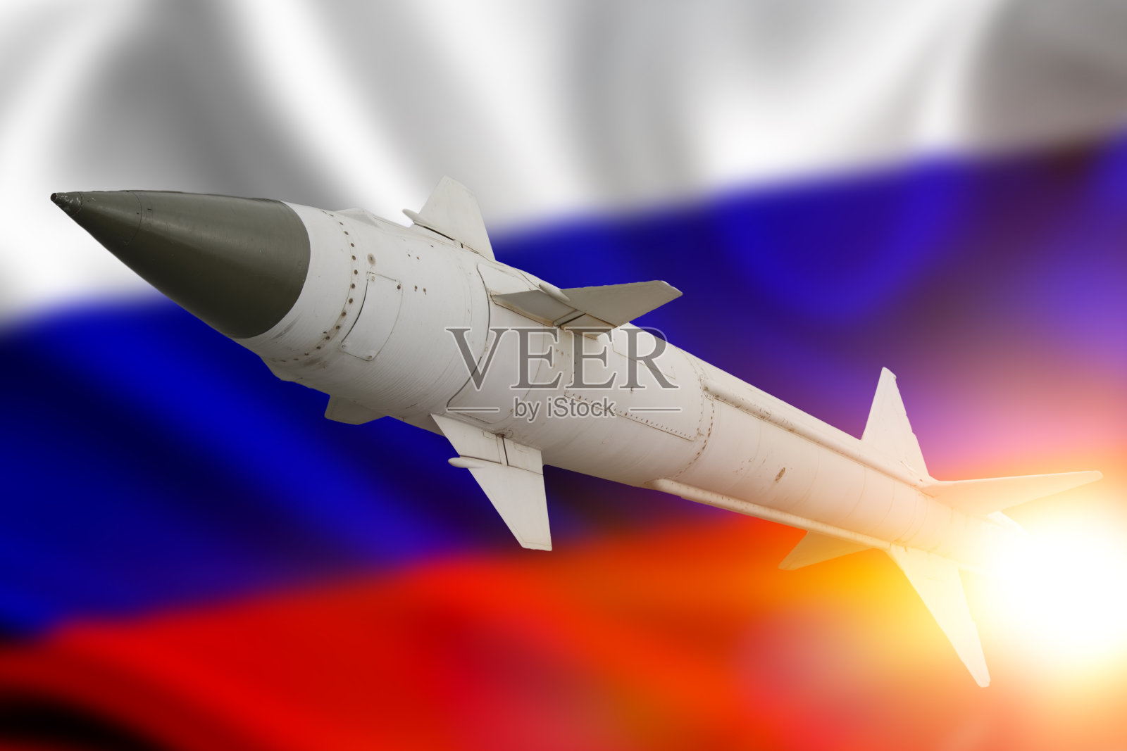 在俄罗斯联邦旗帜的背景下发射带有弹头的火箭照片摄影图片