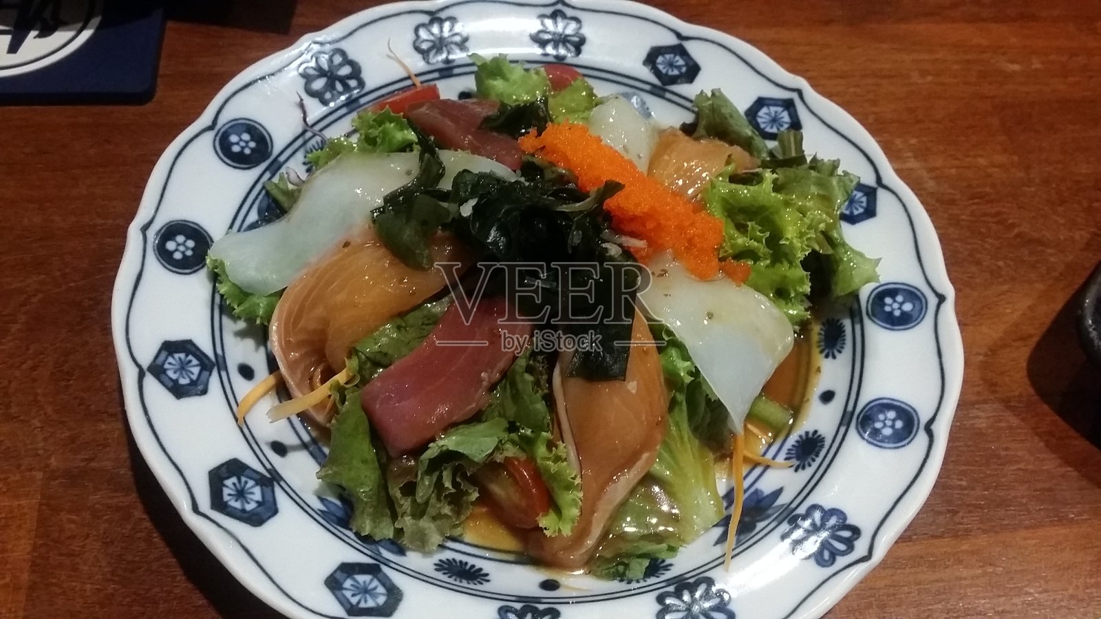 生鱼片沙拉和寿司鱼，照片摄影图片