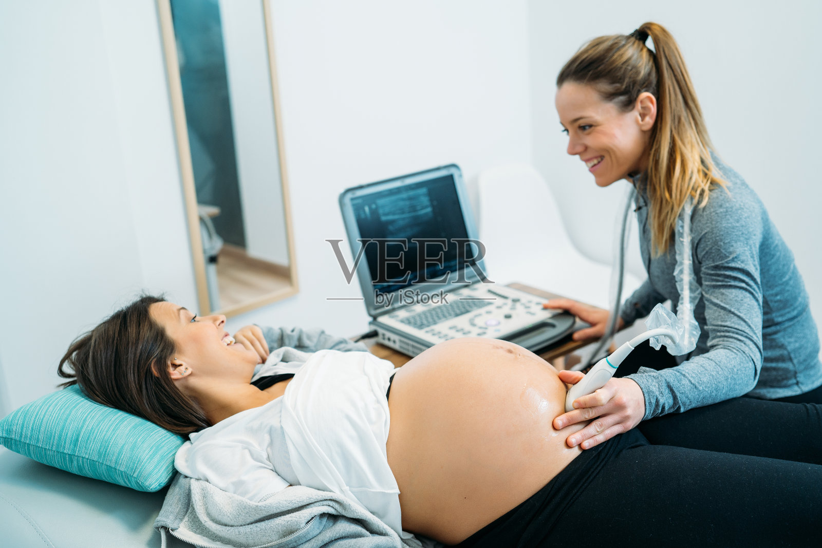 医生为孕妇进行超声波扫描照片摄影图片