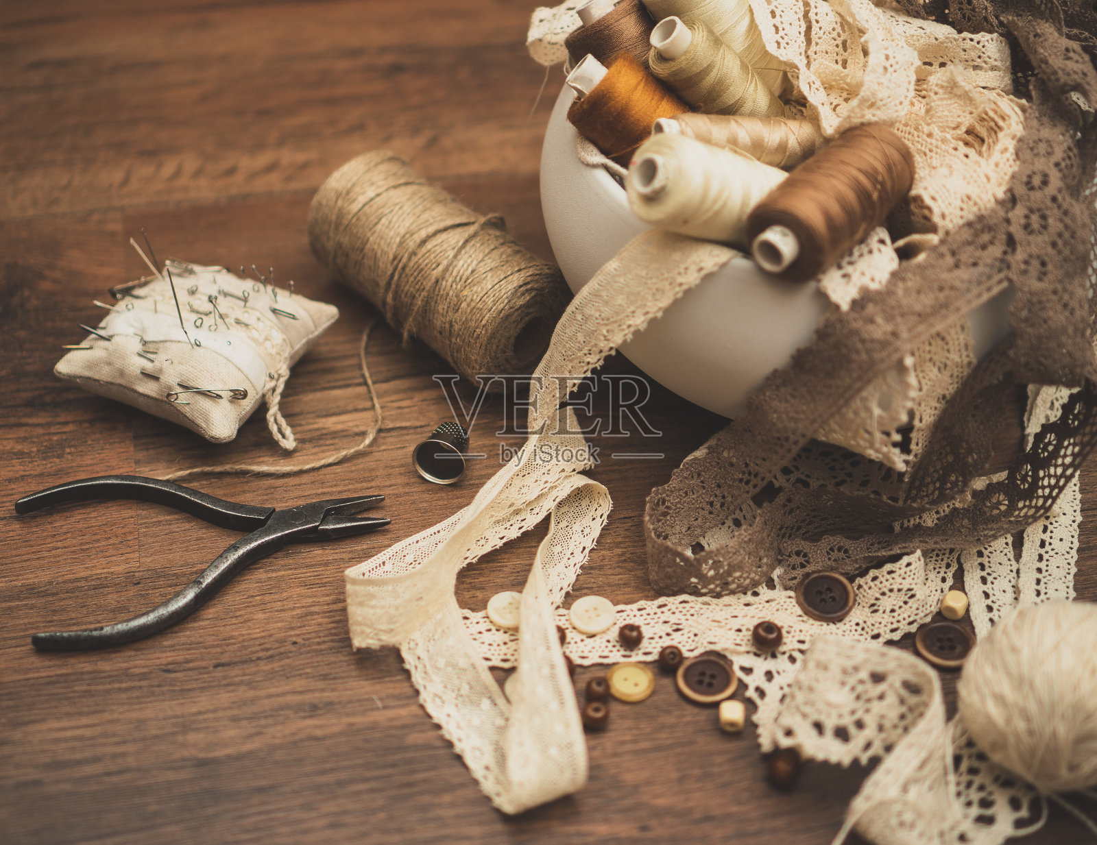 缝纫的概念。线轴，纽扣和缝纫针。照片摄影图片