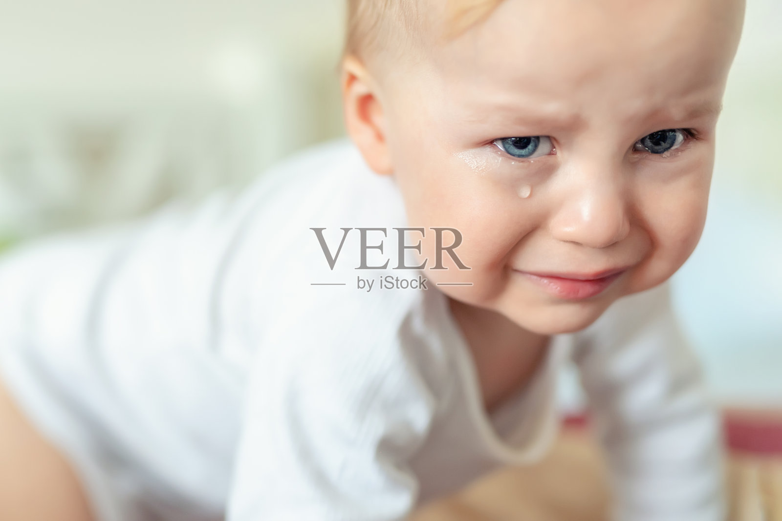 可爱的白人金发蹒跚学步的男孩肖像在家里歇斯底里哭。小孩子感到难过。小演员表演悲伤情绪，要求什么照片摄影图片