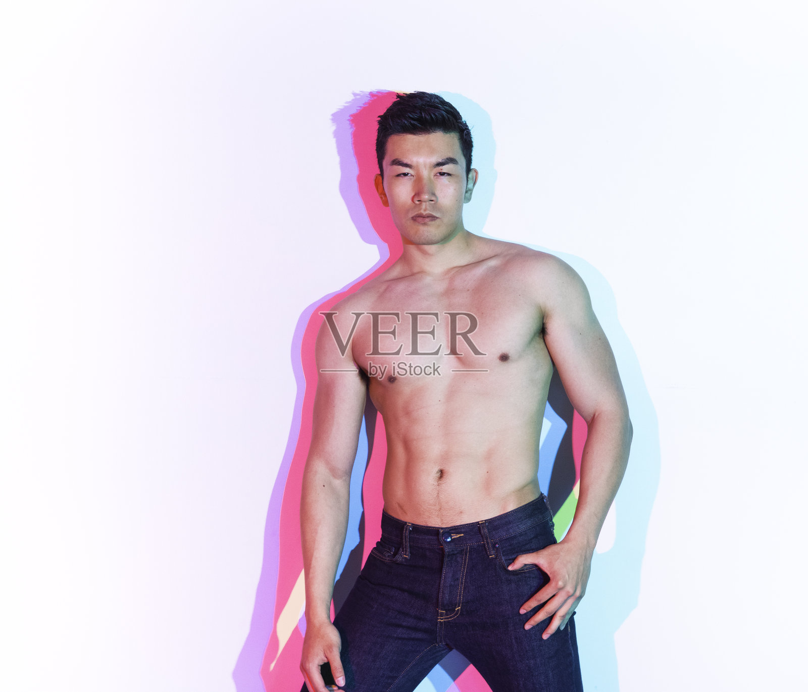 英俊的亚洲男人，身后有五颜六色的阴影照片摄影图片