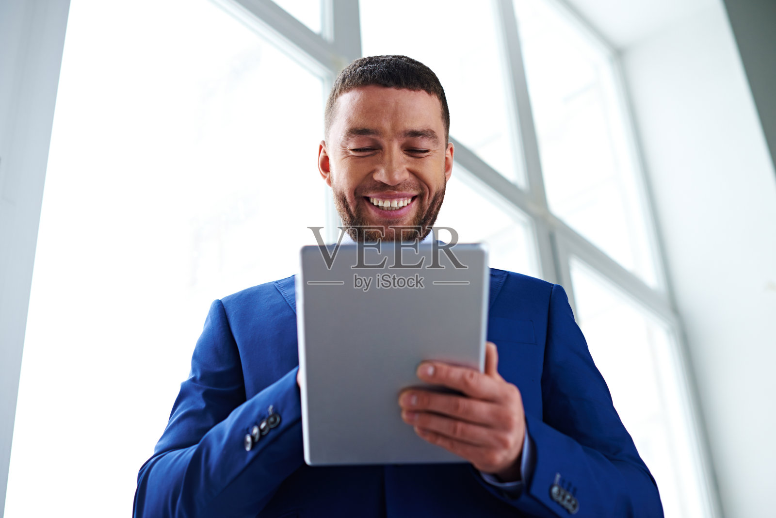 乐观的商人使用平板电脑照片摄影图片