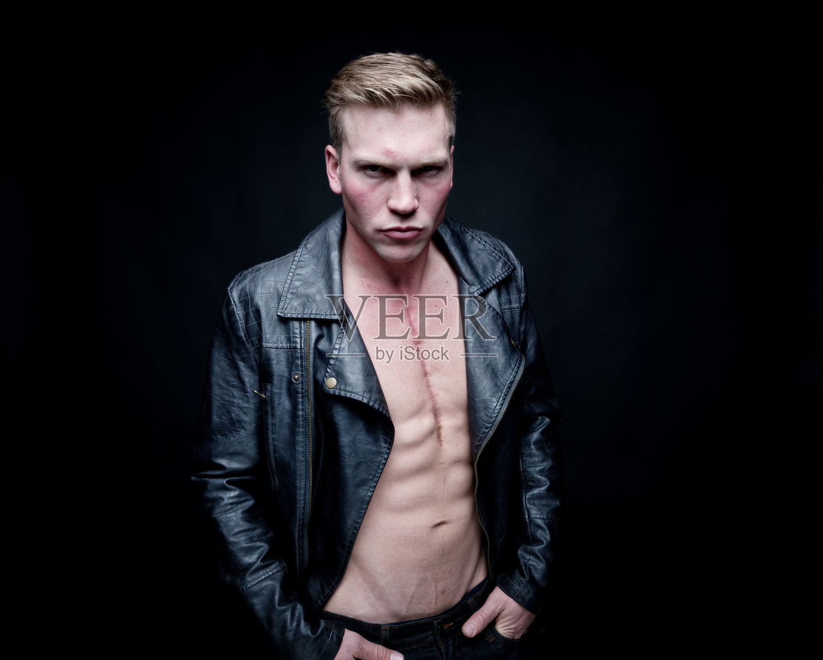 穿皮夹克不穿衬衫的性感男人照片摄影图片