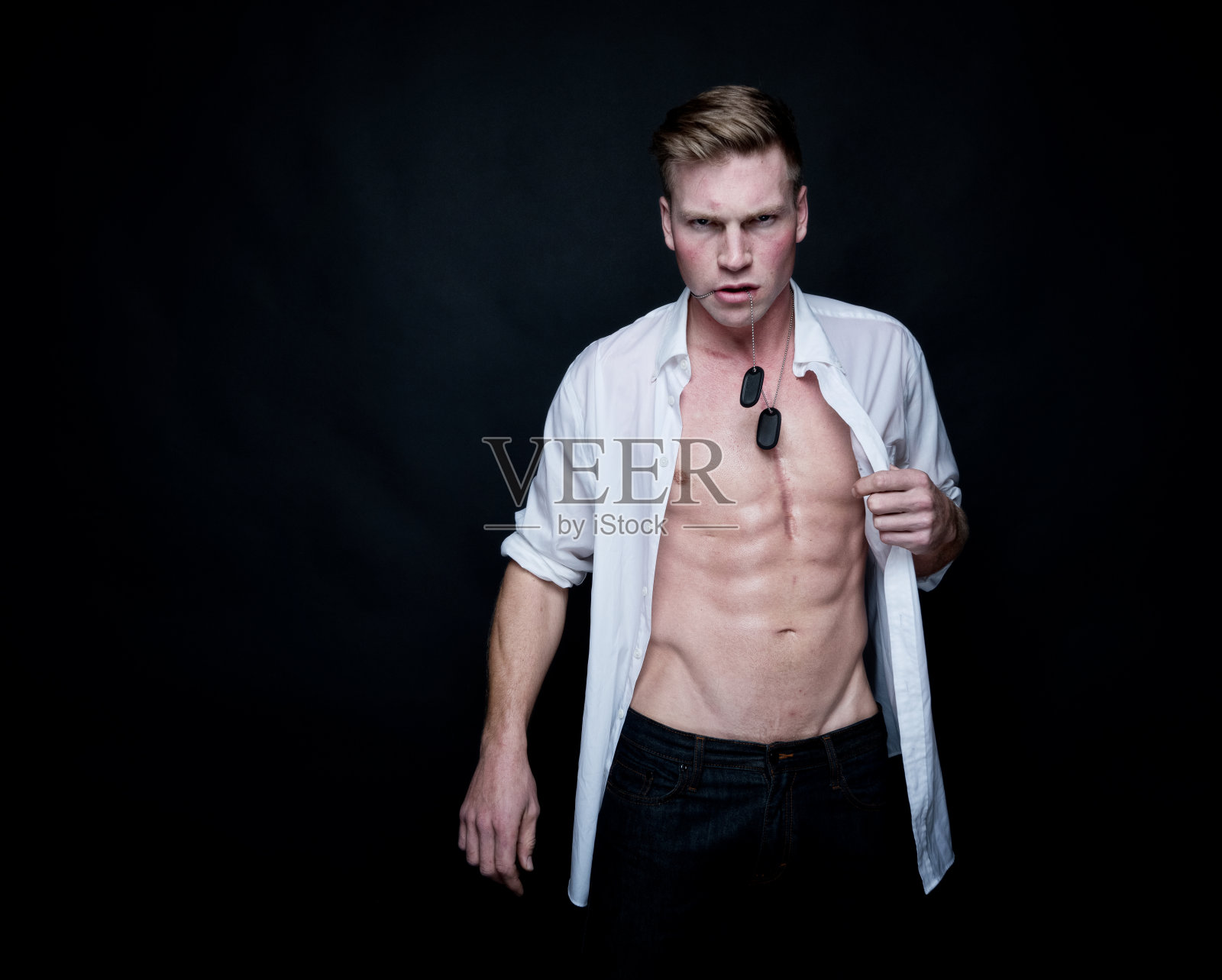 穿着湿白衬衫的性感男人照片摄影图片