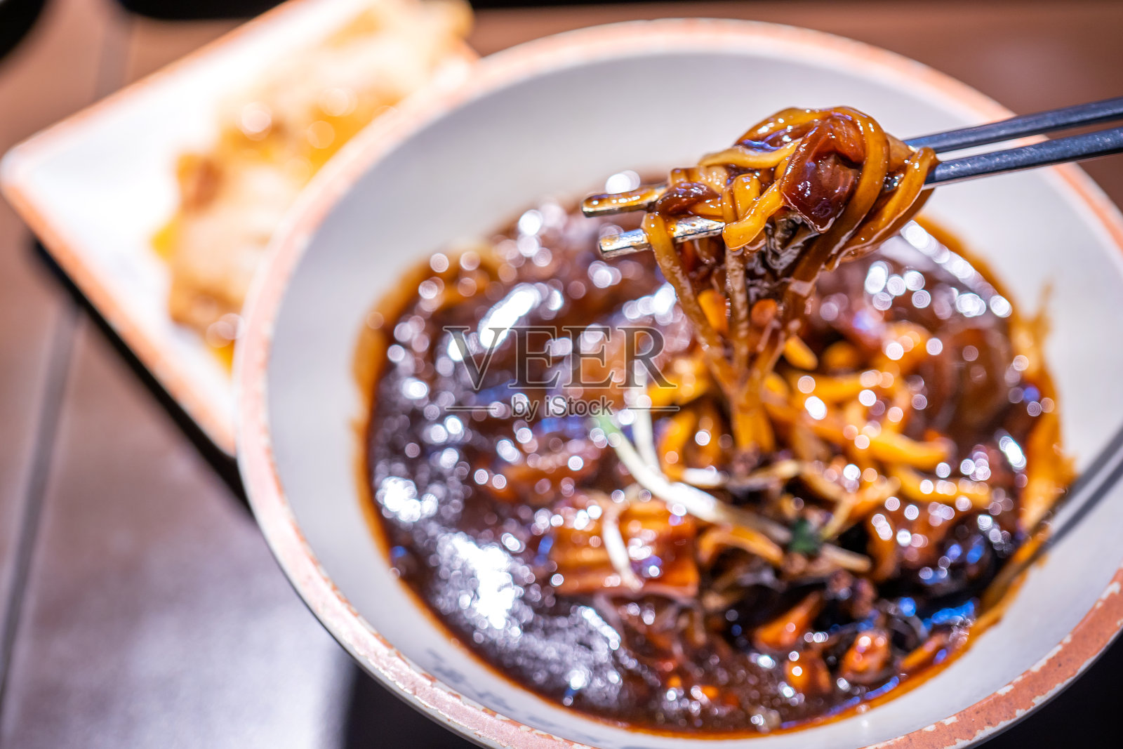 在jangmyeon，在jangmyeon，油炸酱面，美味的韩国传统面条美食与韩国黑豆沙酱，近距离，复制空间照片摄影图片