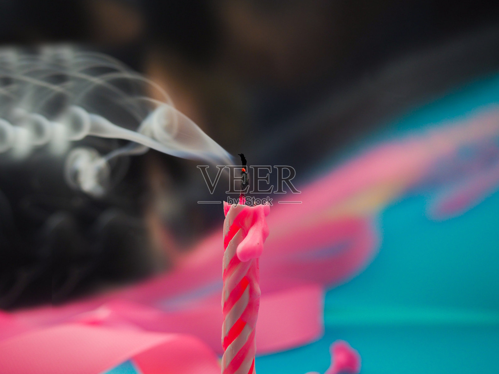 刚被吹灭的生日蜡烛，背景上有烟照片摄影图片