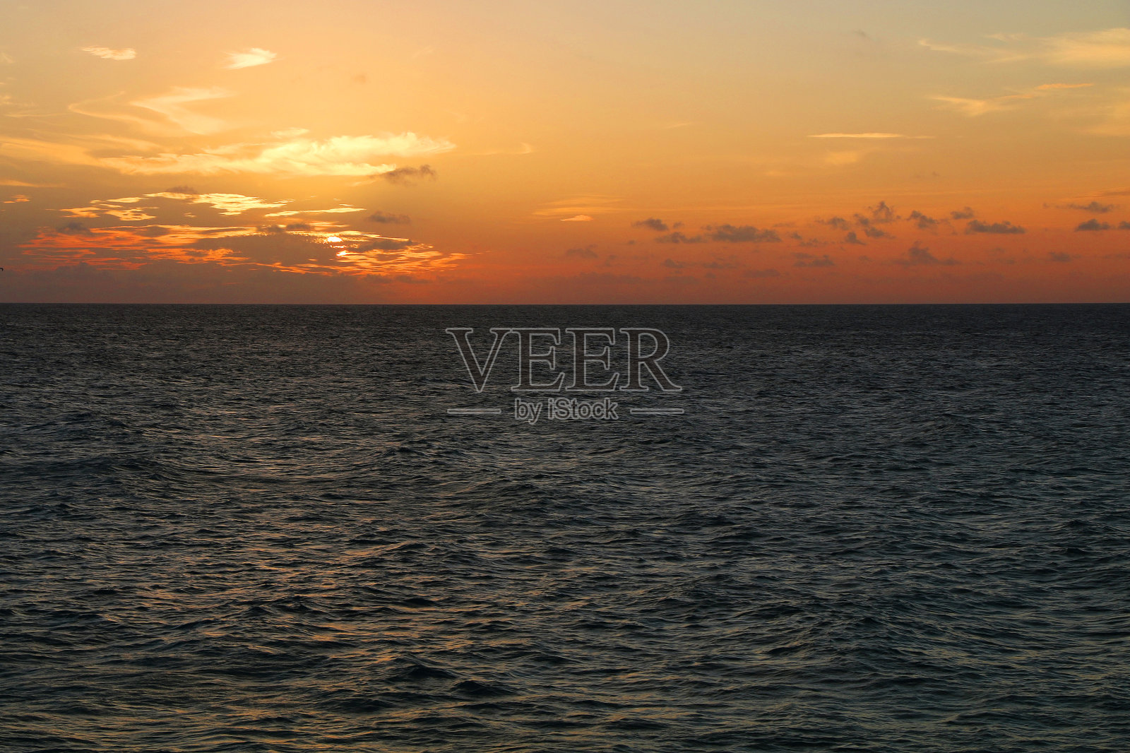 美丽的日落在海上照片摄影图片