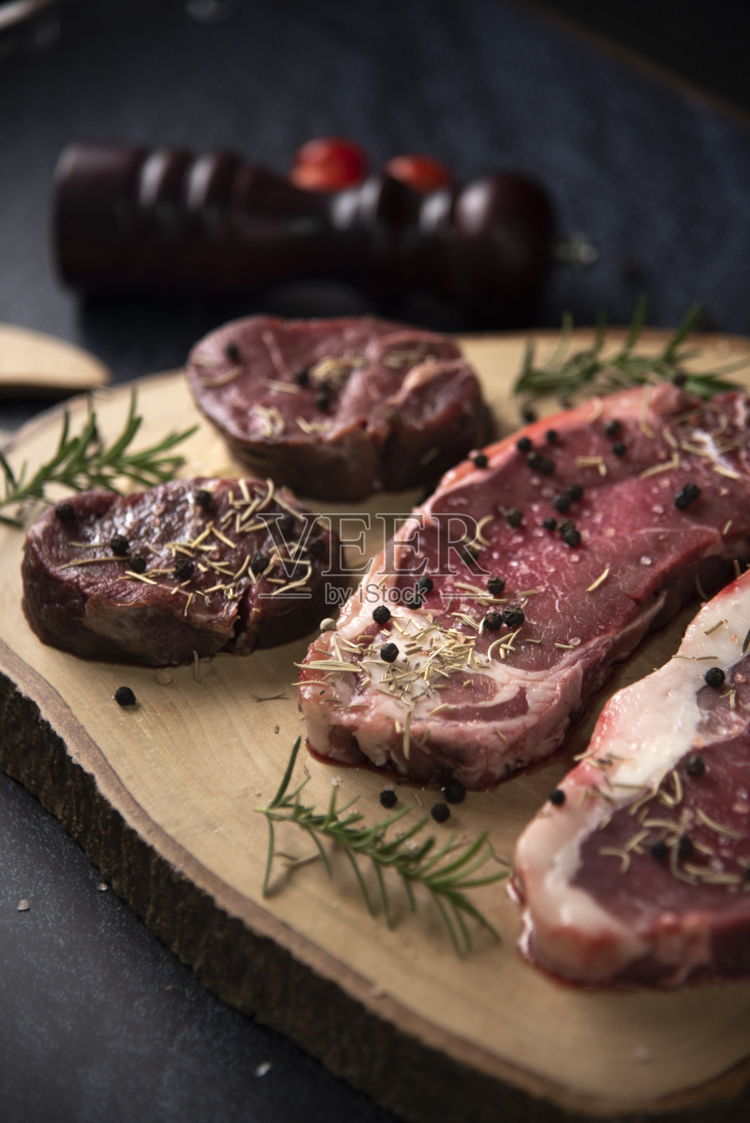 新鲜生上等黑安格斯牛肉板:里脊肉，丹佛切，Striploin，肋眼照片摄影图片