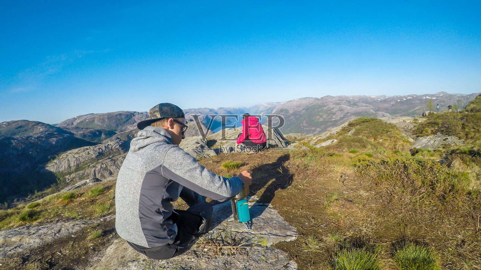 挪威——一对夫妇在荒野中做饭照片摄影图片