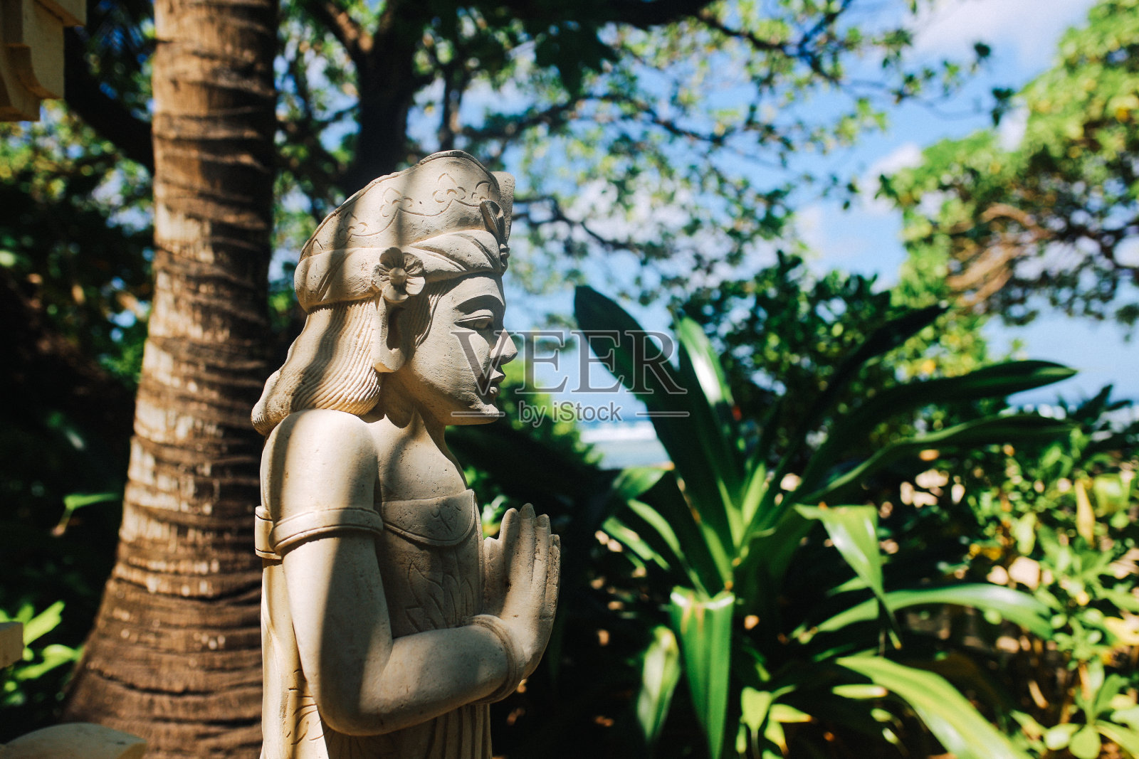 古老的传统巴厘守护神石雕照片摄影图片