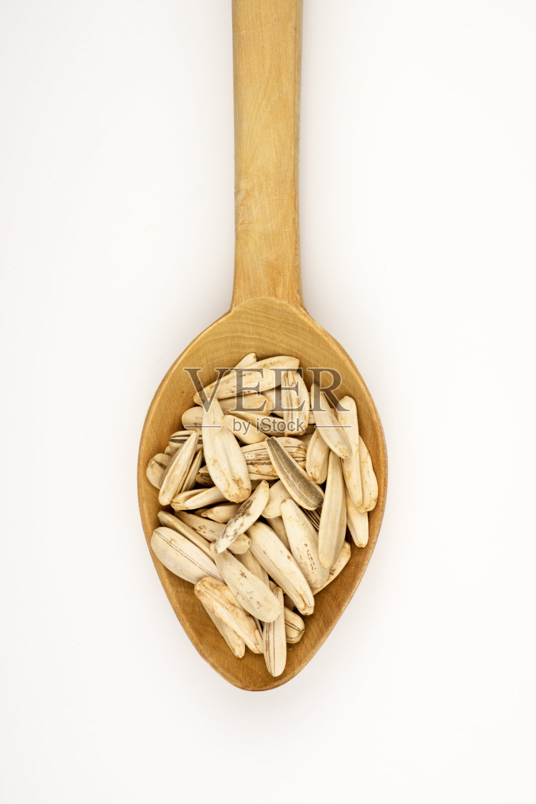 用木勺舀去皮的葵花籽照片摄影图片