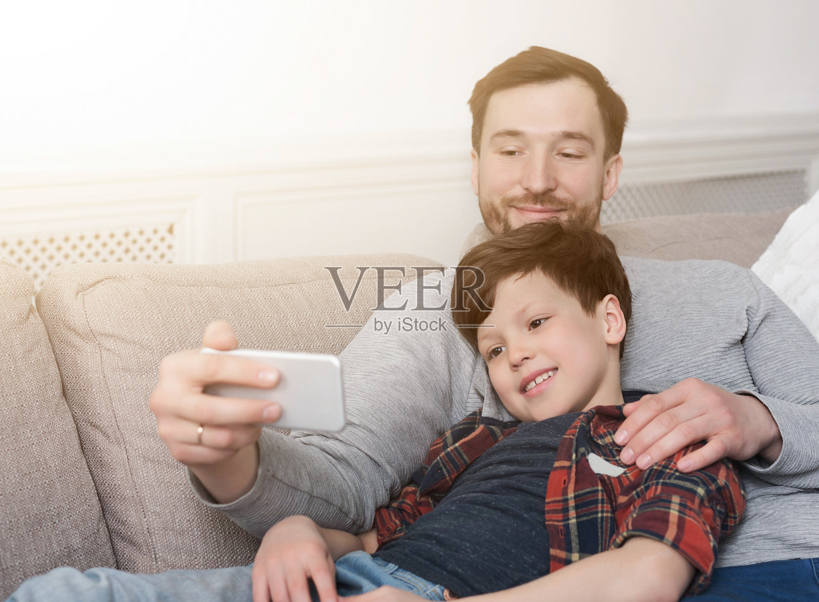 父亲和儿子在家里自拍照片摄影图片