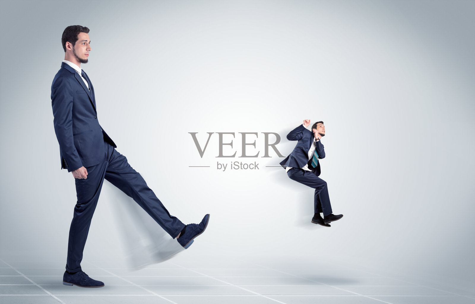 年轻的商人被老板解雇了照片摄影图片