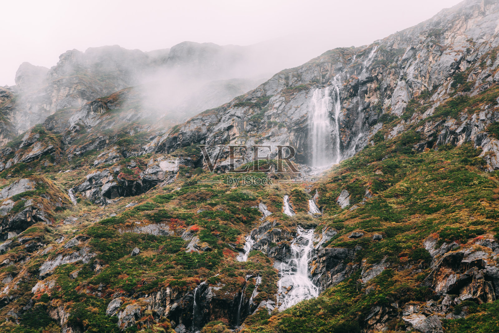 秋天有山有雾照片摄影图片