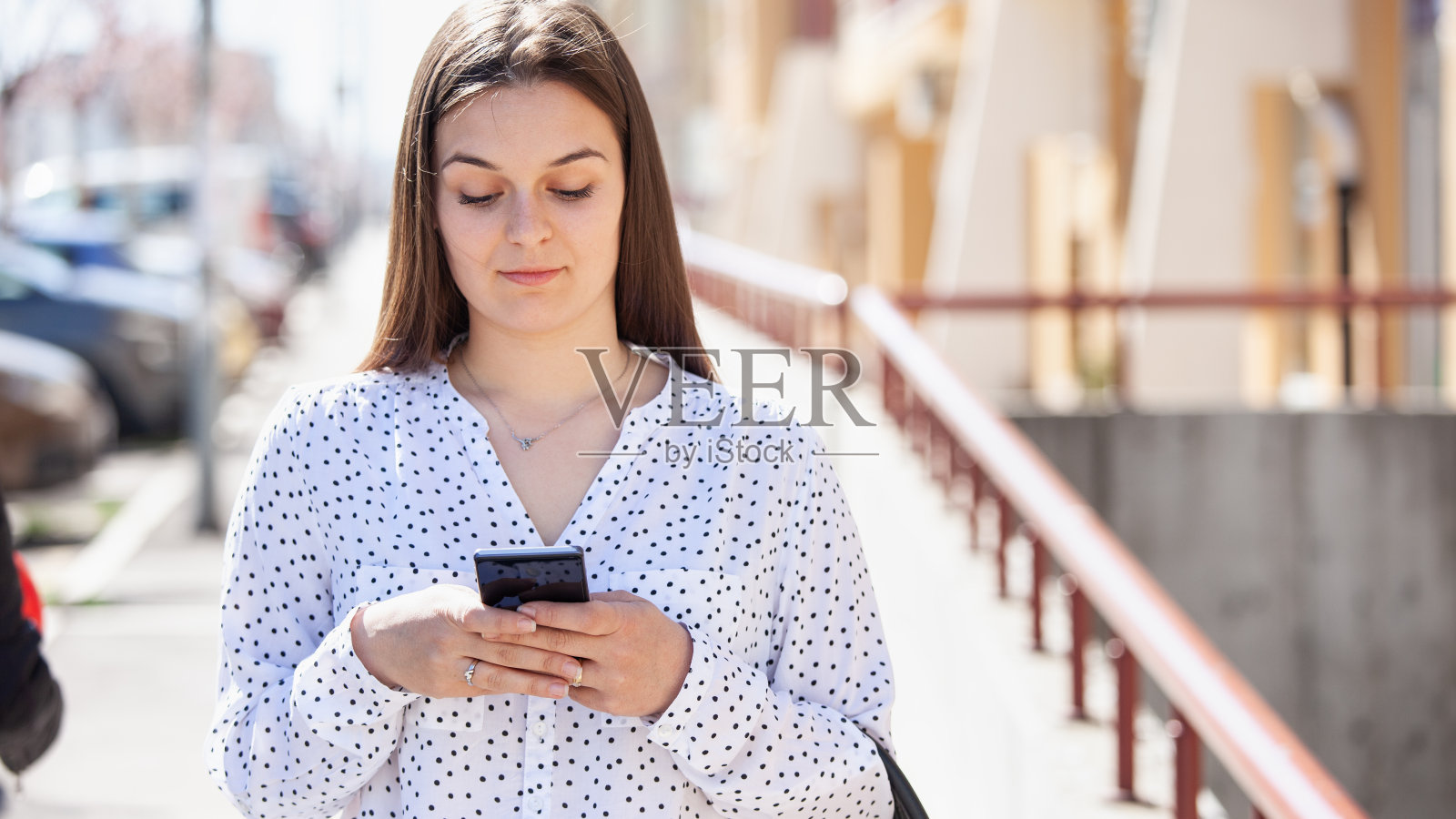 城市里的商业女性照片摄影图片