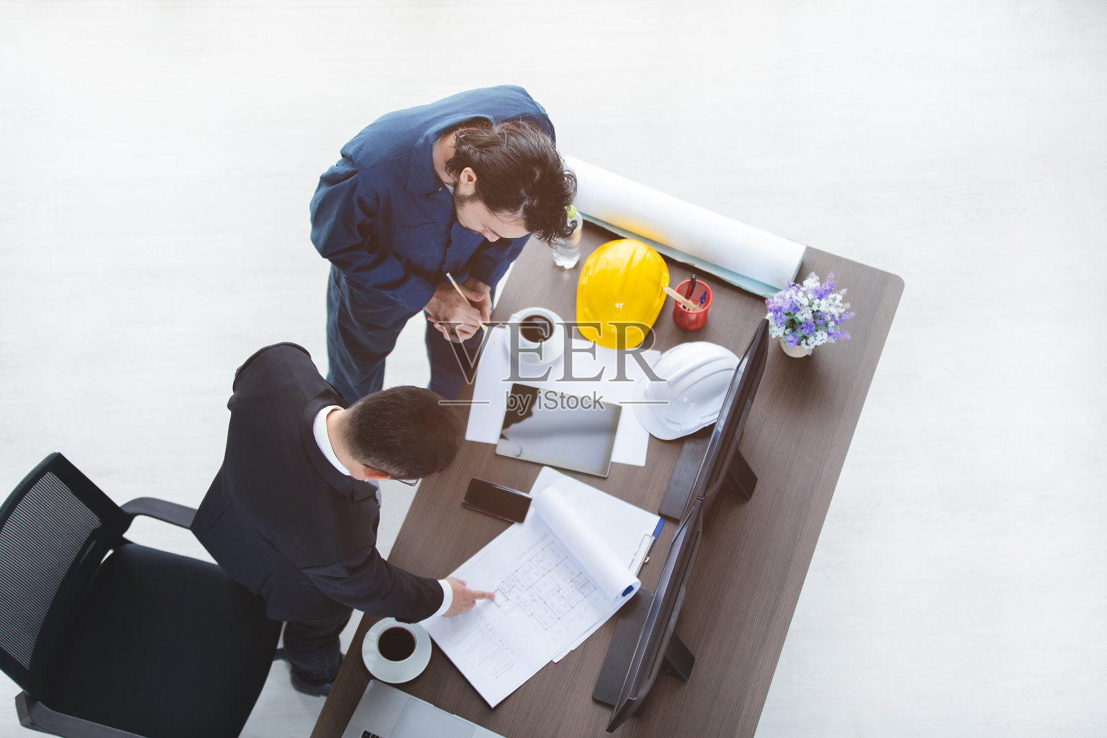 办公室里的商人照片摄影图片