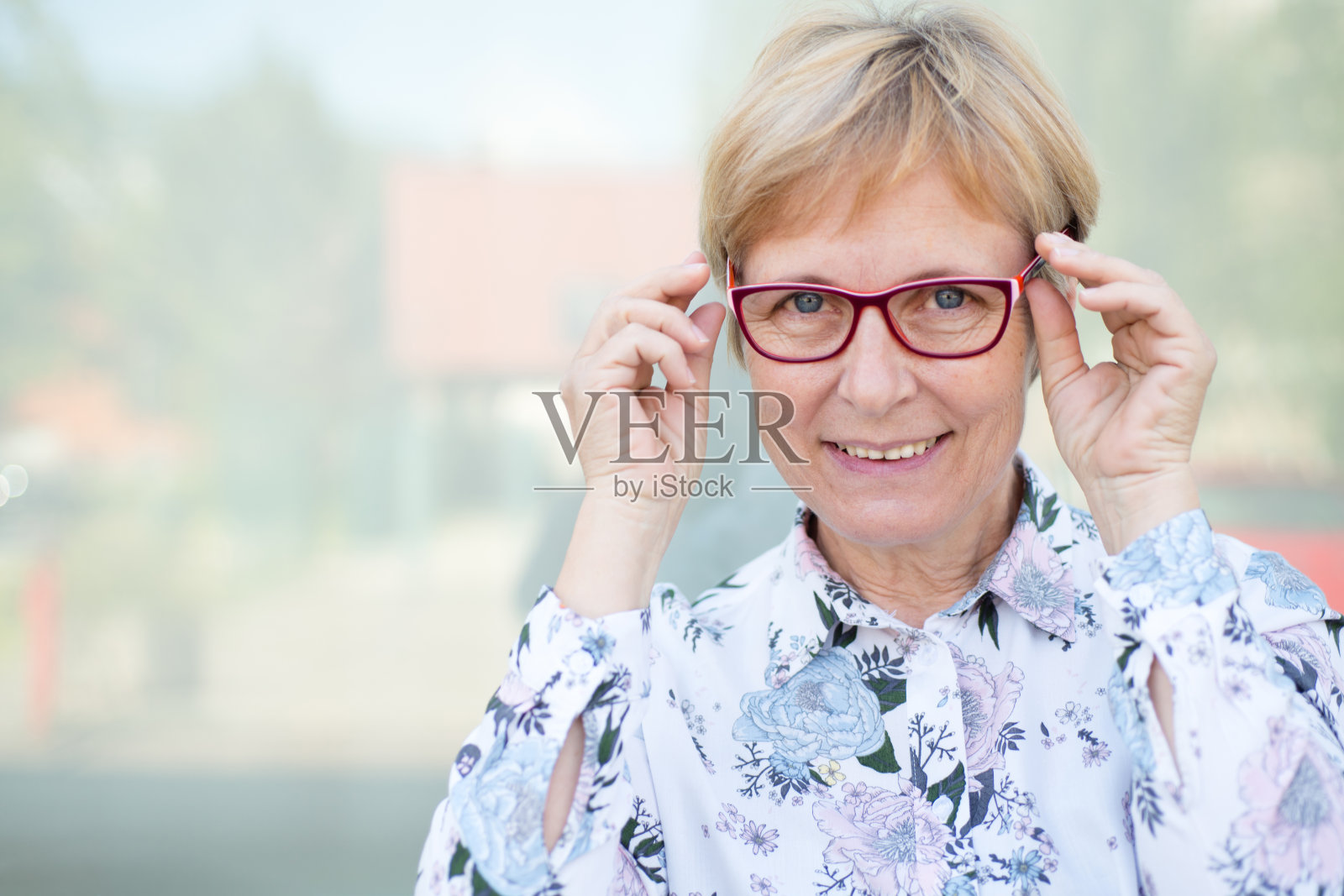 独立内容高级女性短发户外肖像照片摄影图片