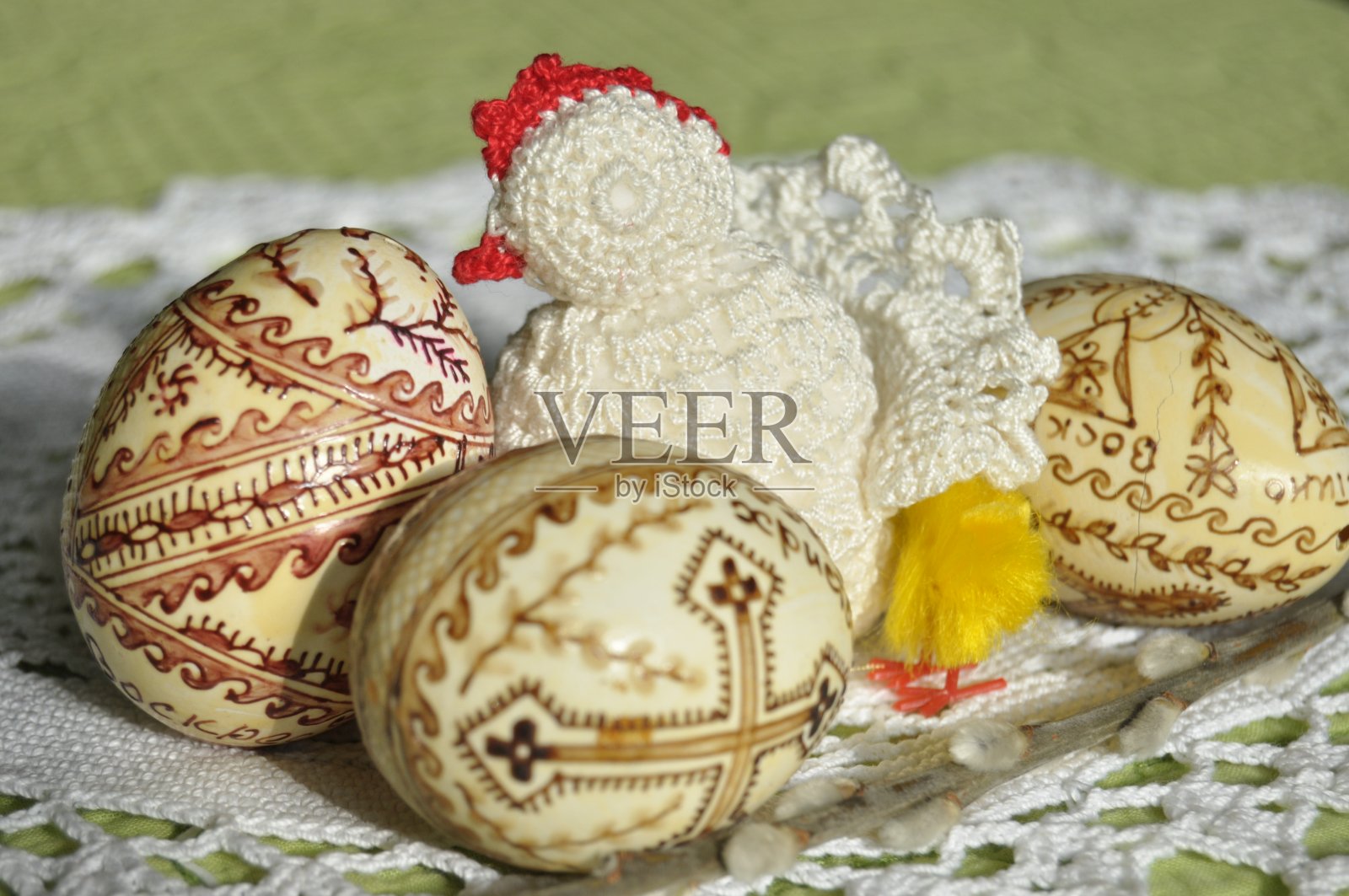 复活节。圣诞节的象征。兔子，小鸡和鸡蛋。柳树枝。照片摄影图片