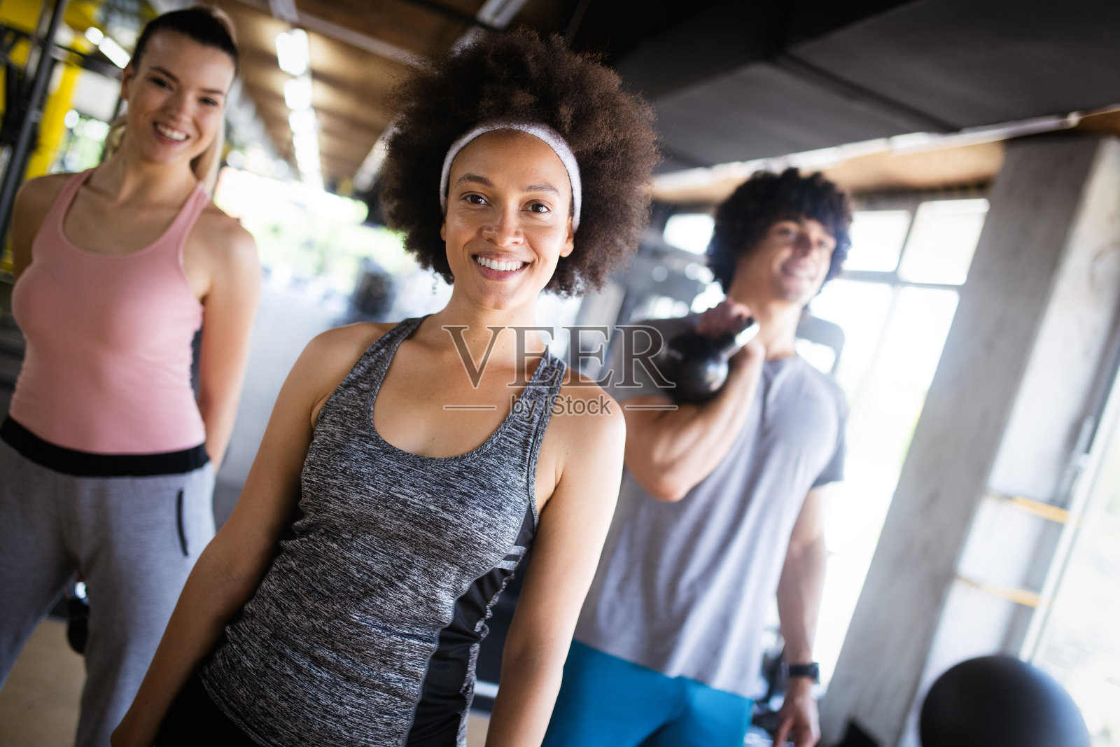 在体育馆训练的一群爱运动的人照片摄影图片