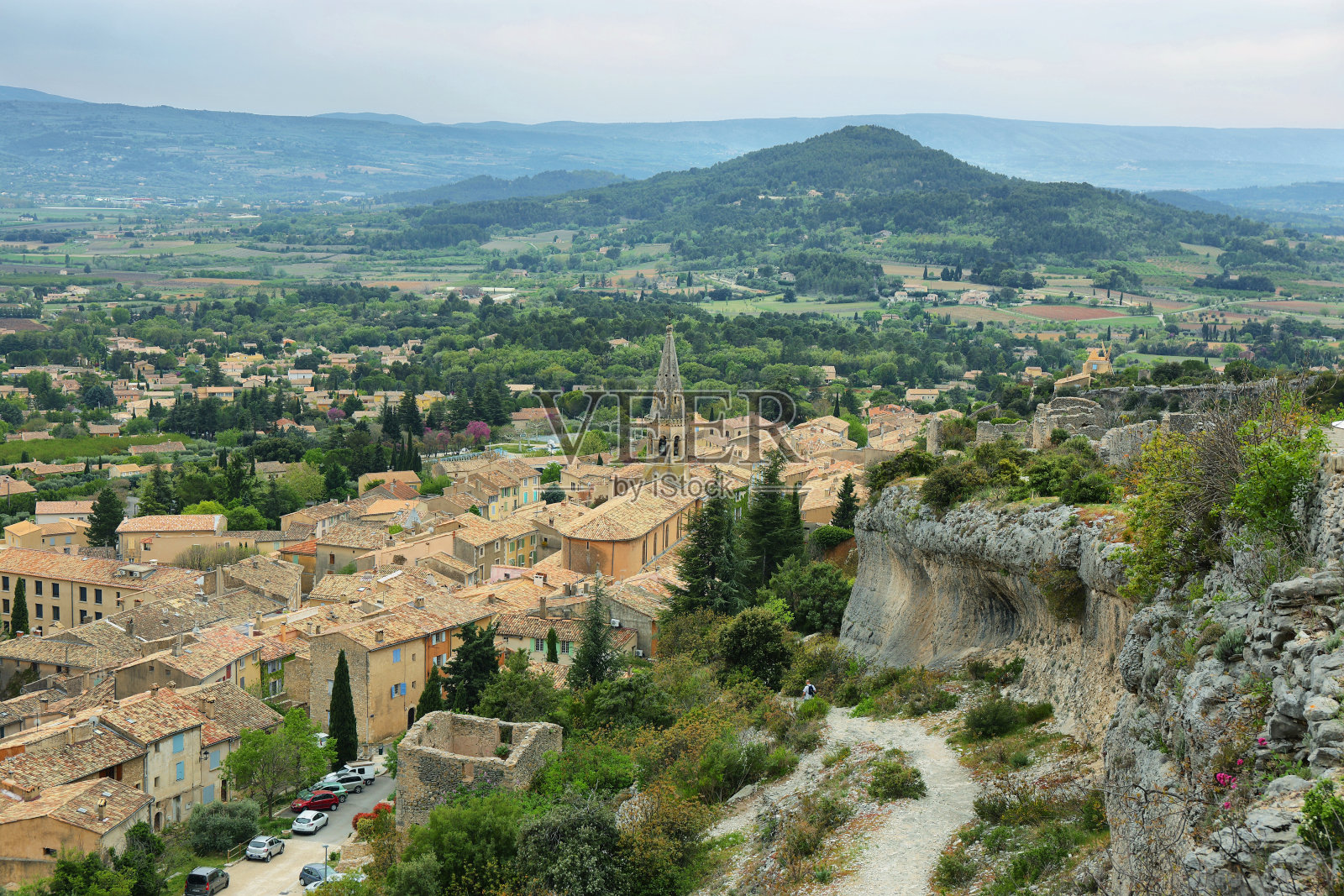 法国St Saturnin les Apt的教堂和周围的田野照片摄影图片