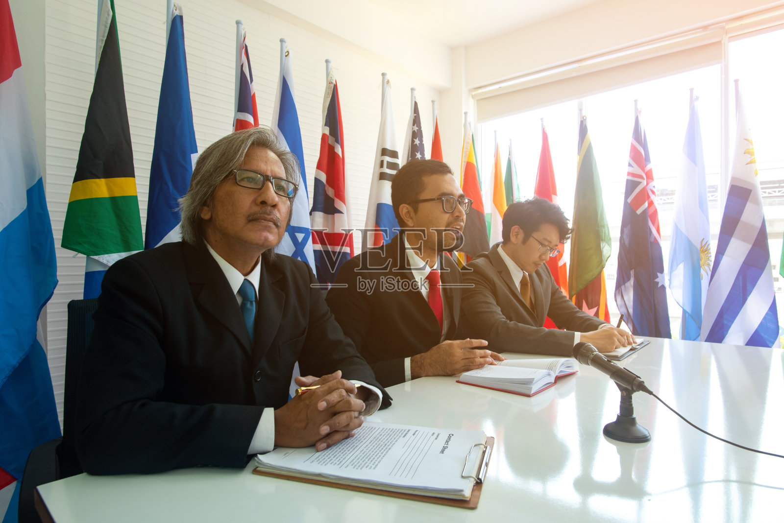 企业集团在成功概念上，签署批准文件，企业概念上照片摄影图片