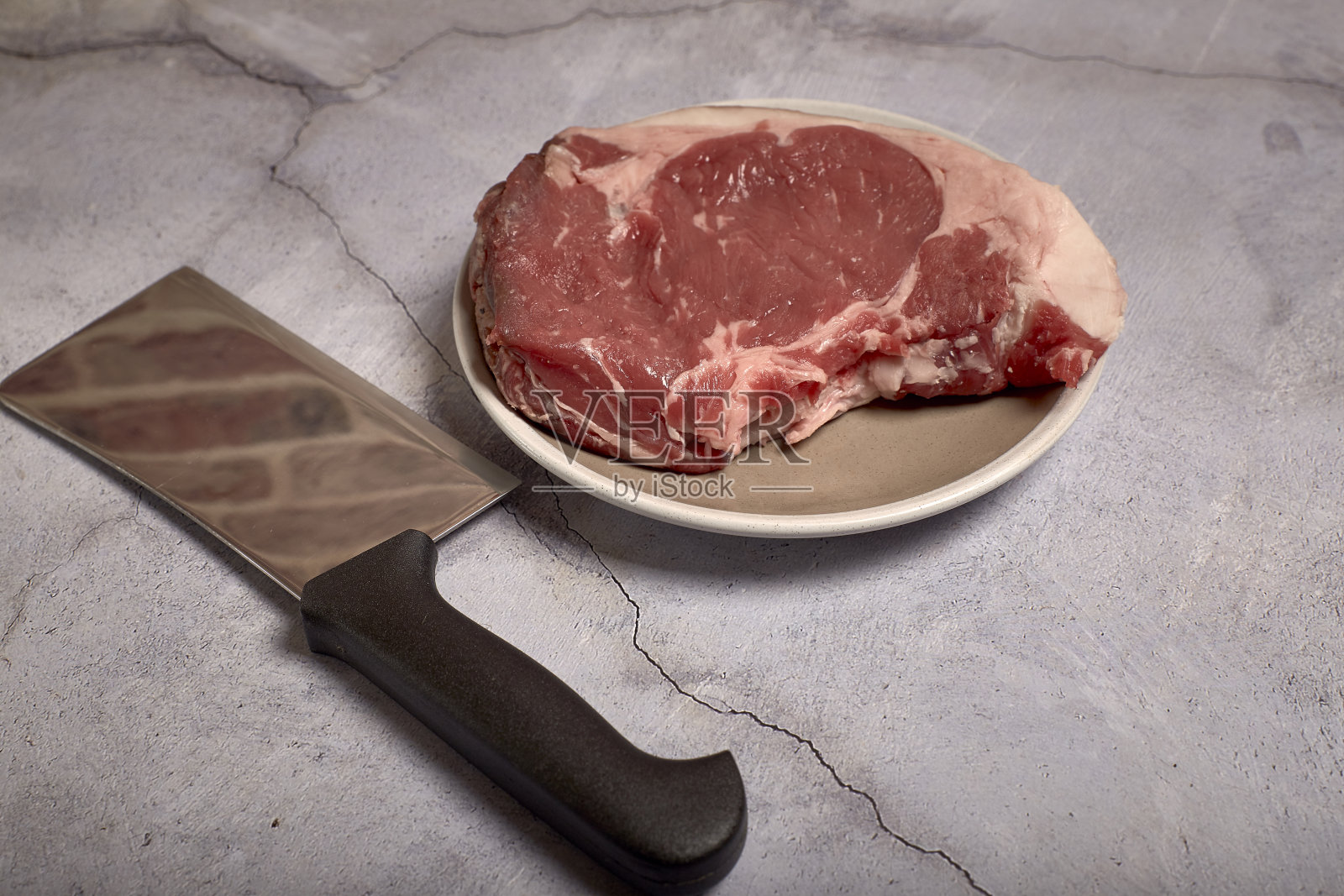 盘子上的红小牛肉照片摄影图片