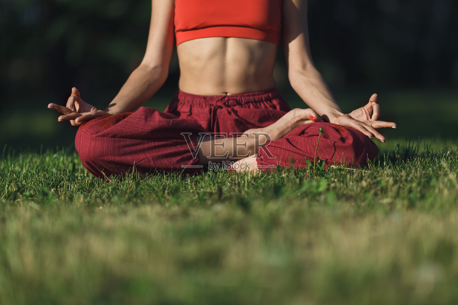 年轻女子在户外练习瑜伽。女性冥想室外在夏季城市公园。手妆，选择性聚焦照片摄影图片