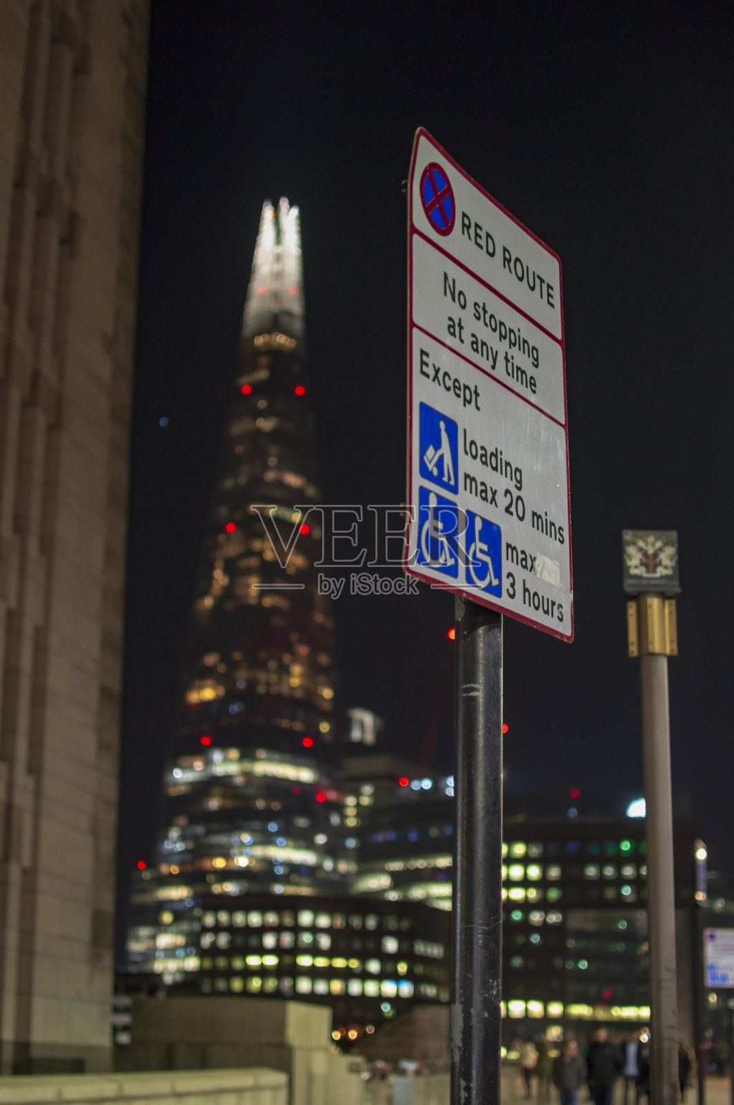 伦敦红色路线的路标和背后的碎片照片摄影图片