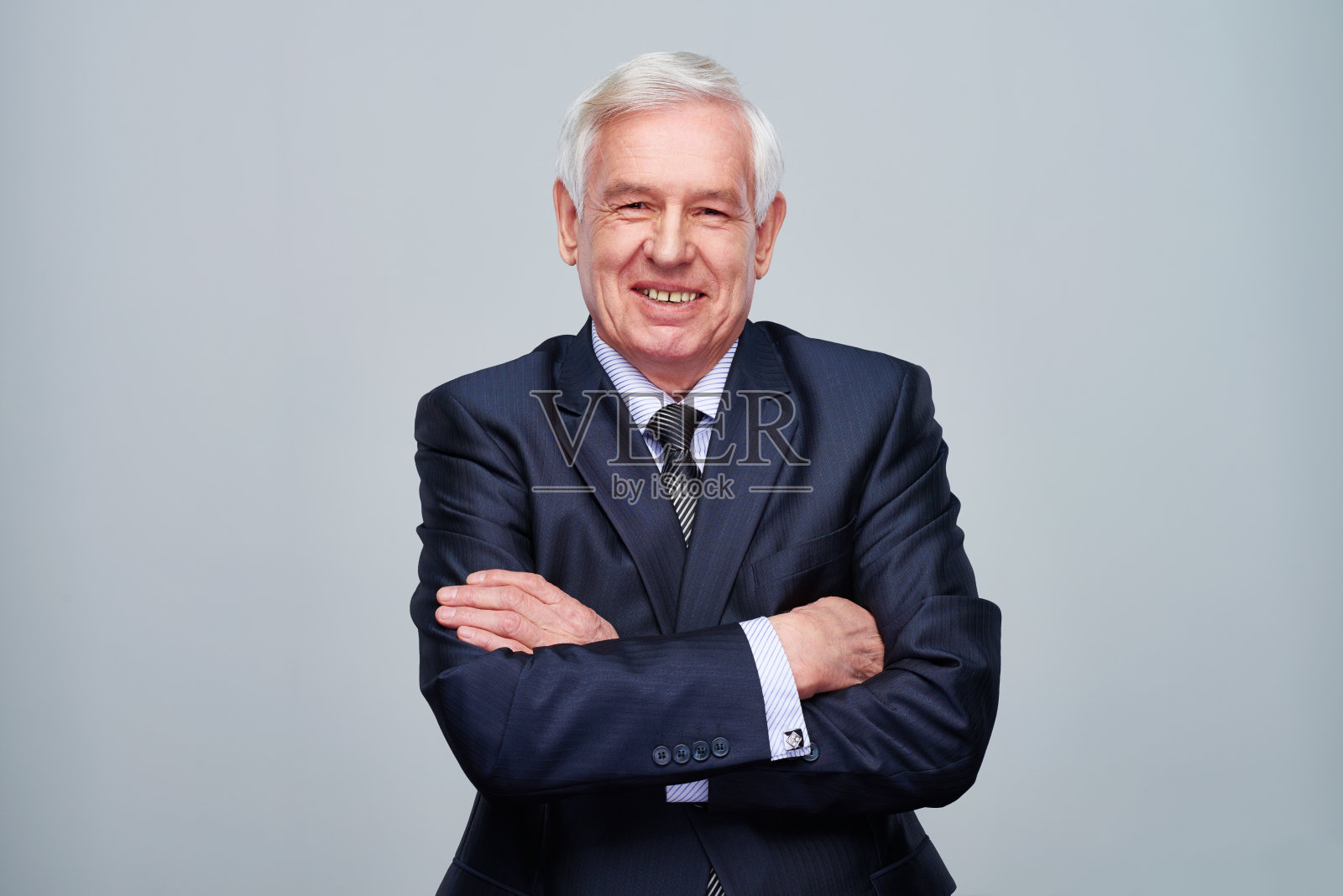 自信的资深商人双臂交叉照片摄影图片