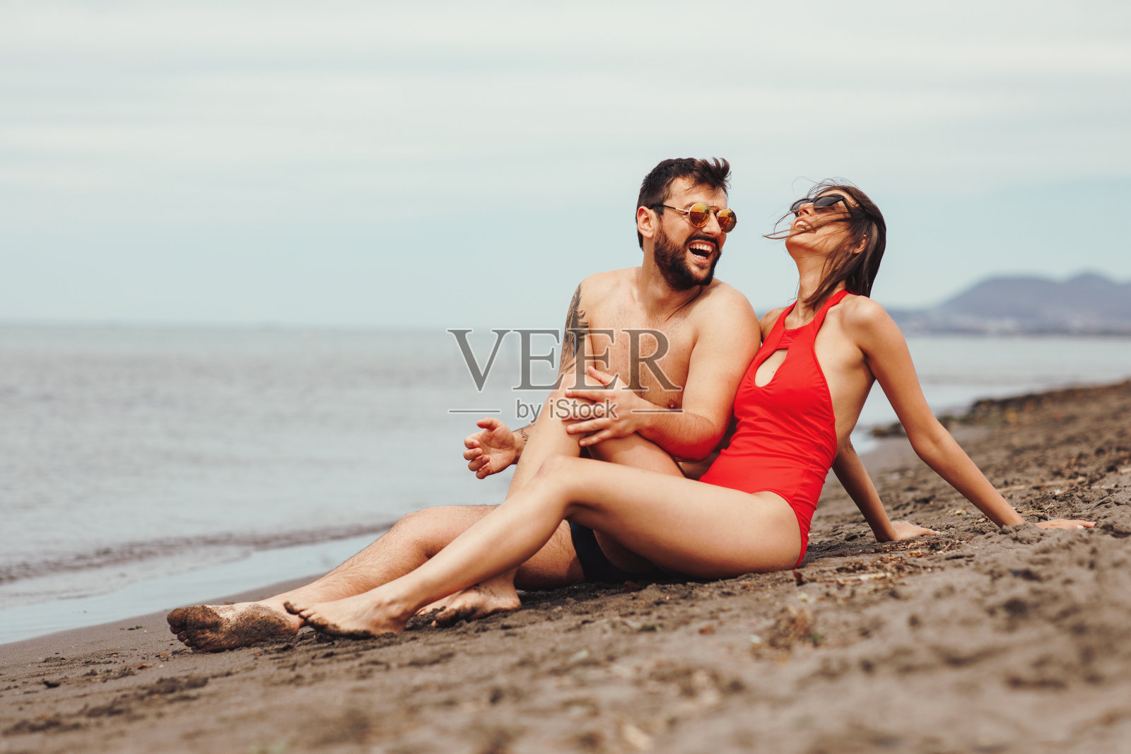 年轻情侣喜欢海滩照片摄影图片