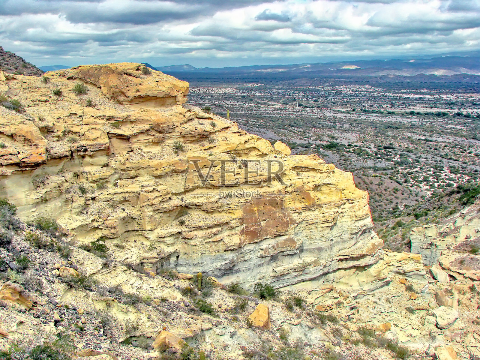 在Ischigualasto省公园的Valle de la Luna和Cerro Morado的风景照片摄影图片