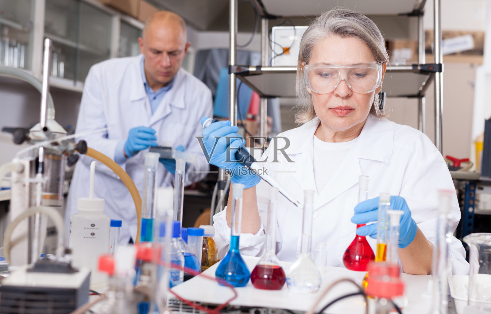 女性生化学家正在混合化学物质照片摄影图片