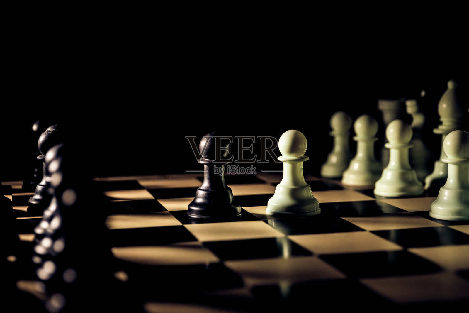 棋牌游戏的经营理念和竞争理念。象棋人物在烟雾缭绕的黑暗背景上。照片摄影图片