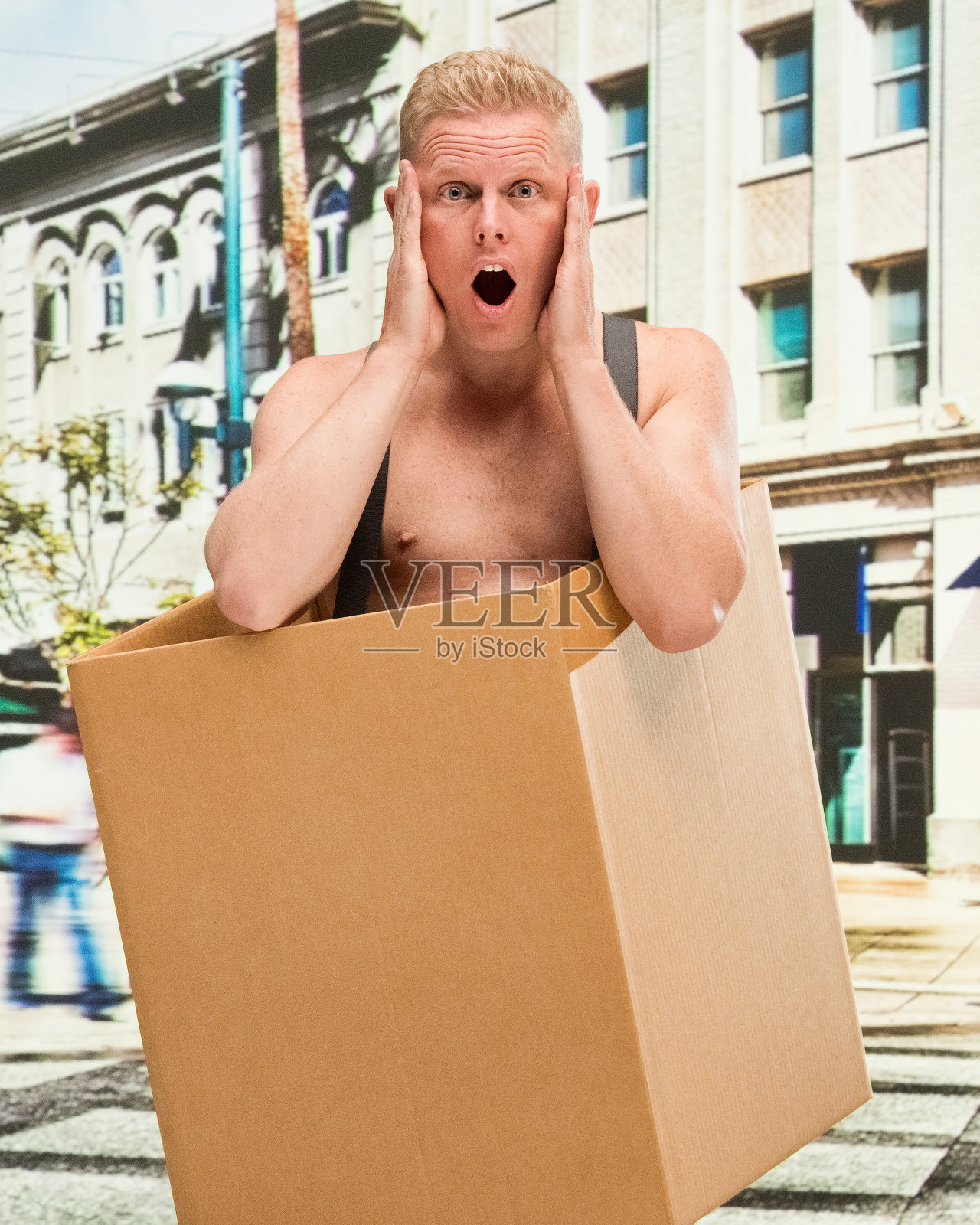 穷男人在箱子赤膊震惊照片摄影图片