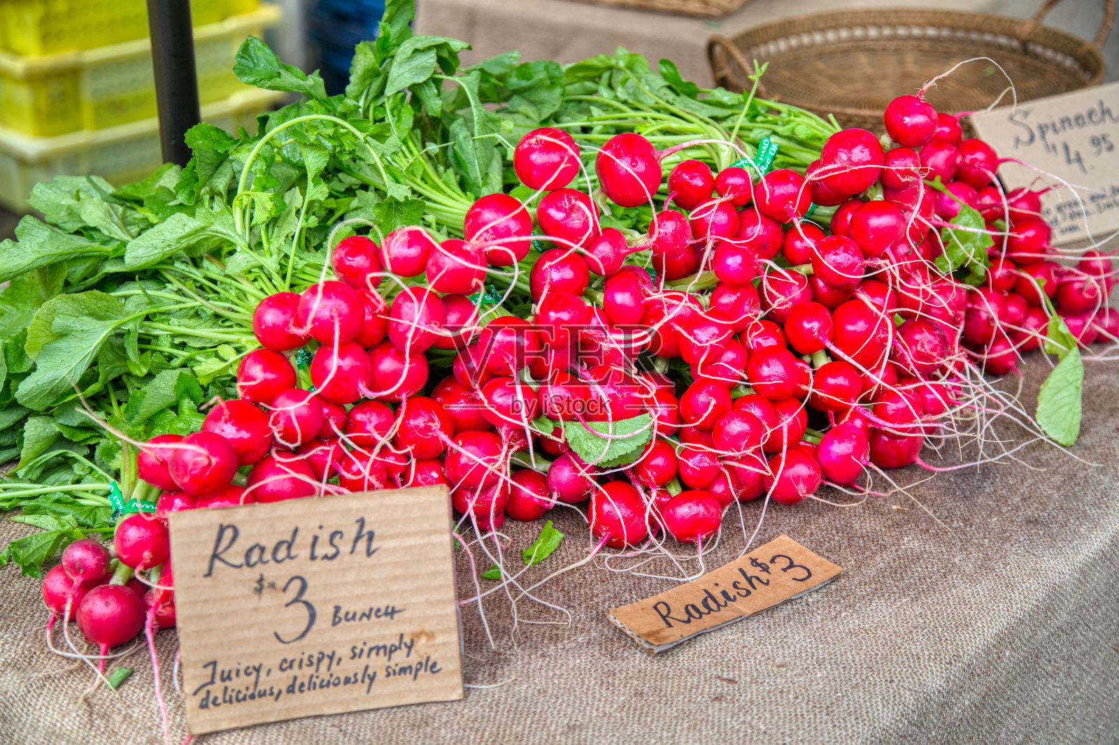 农贸市场上的带叶萝卜照片摄影图片
