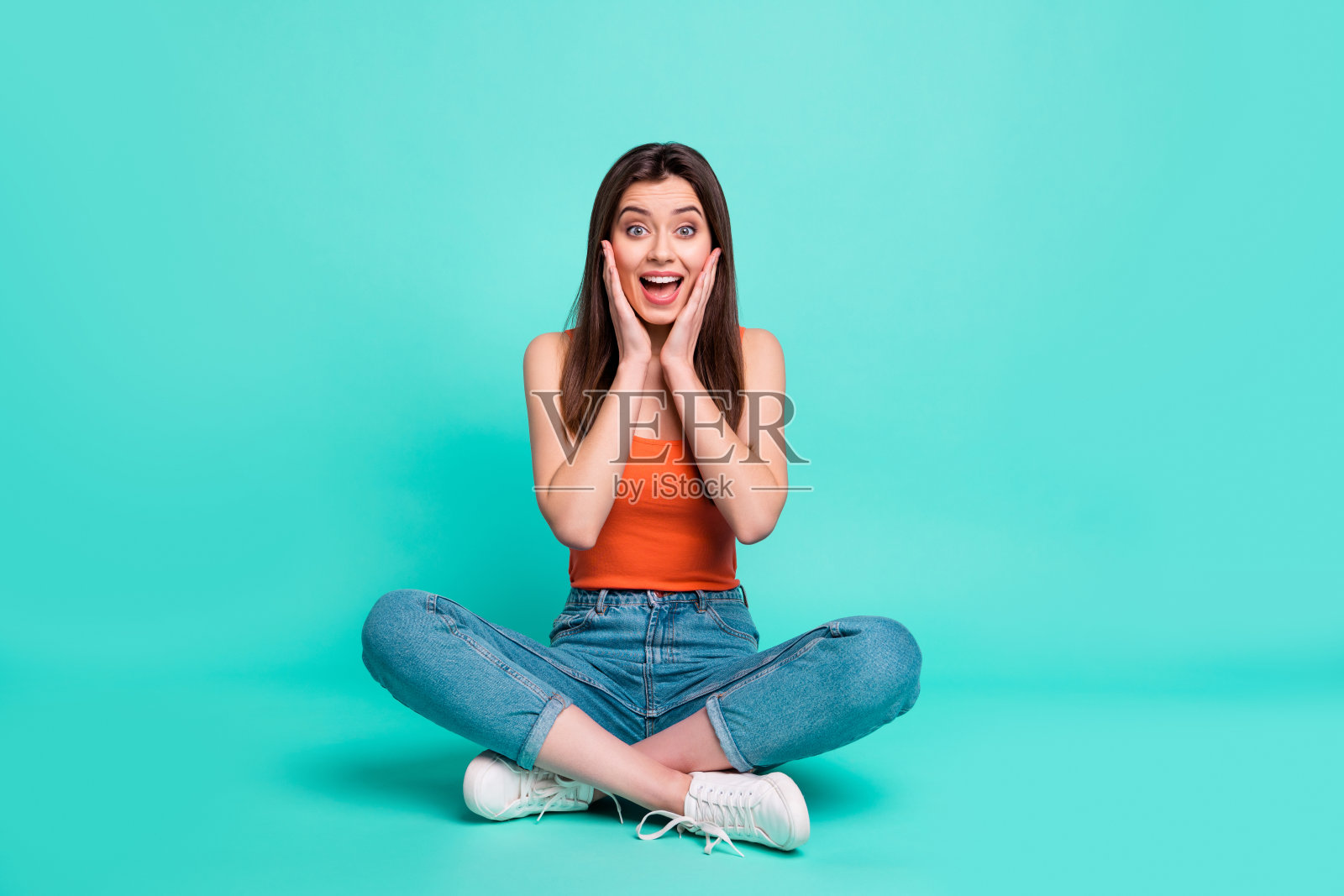 丰满的身体尺寸照片美丽的她她女士坐地板手颧骨惊人的减价黑色星期五的价格穿休闲橙色背心牛仔裤牛仔孤立明亮的蓝绿色背景照片摄影图片