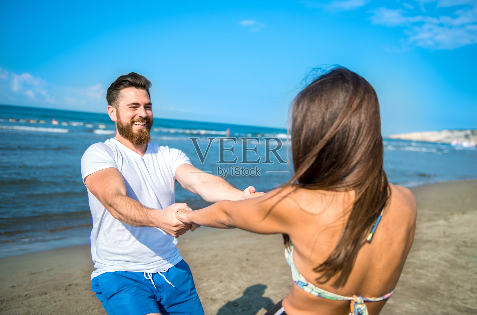 海滩上一对快乐的情侣照片摄影图片