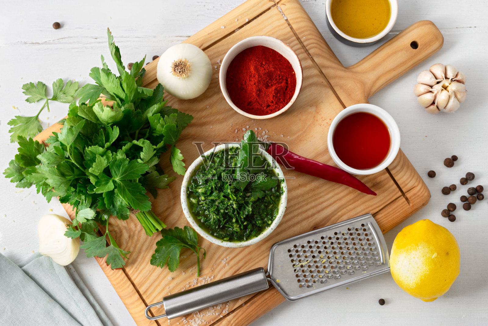 烹饪的背景。原料准备阿根廷绿色Chimichurri或Chimichurri辣酱或酱汁在白色木桌上照片摄影图片