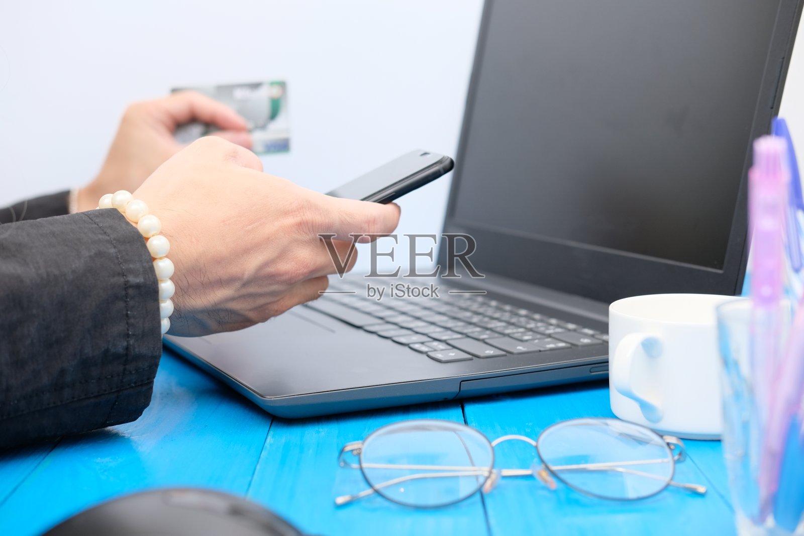 商人和女人用智能手机和笔记本电脑工作照片摄影图片