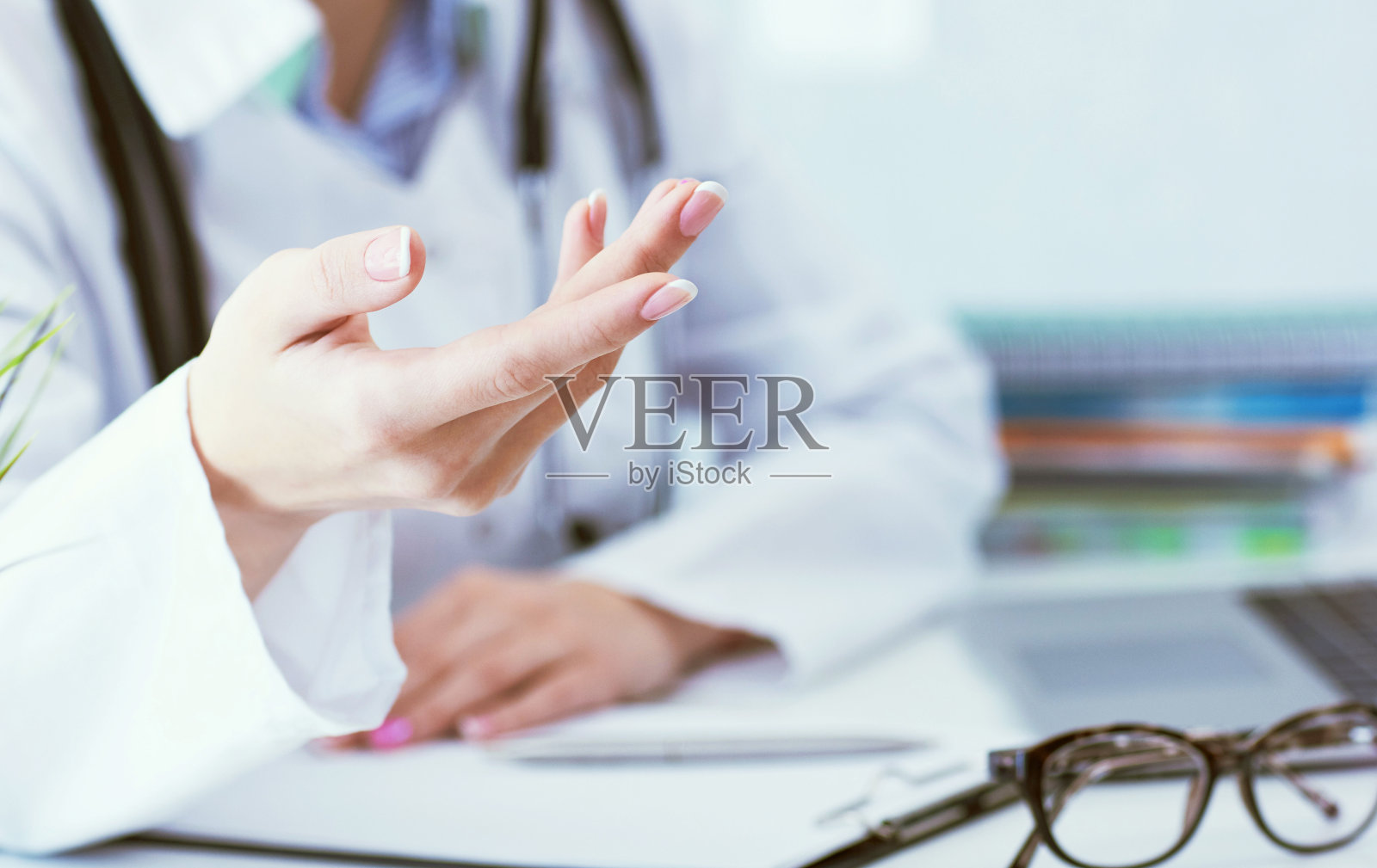 女医生在会诊时解释病人的症状或问问题。把桌子递过来。照片摄影图片