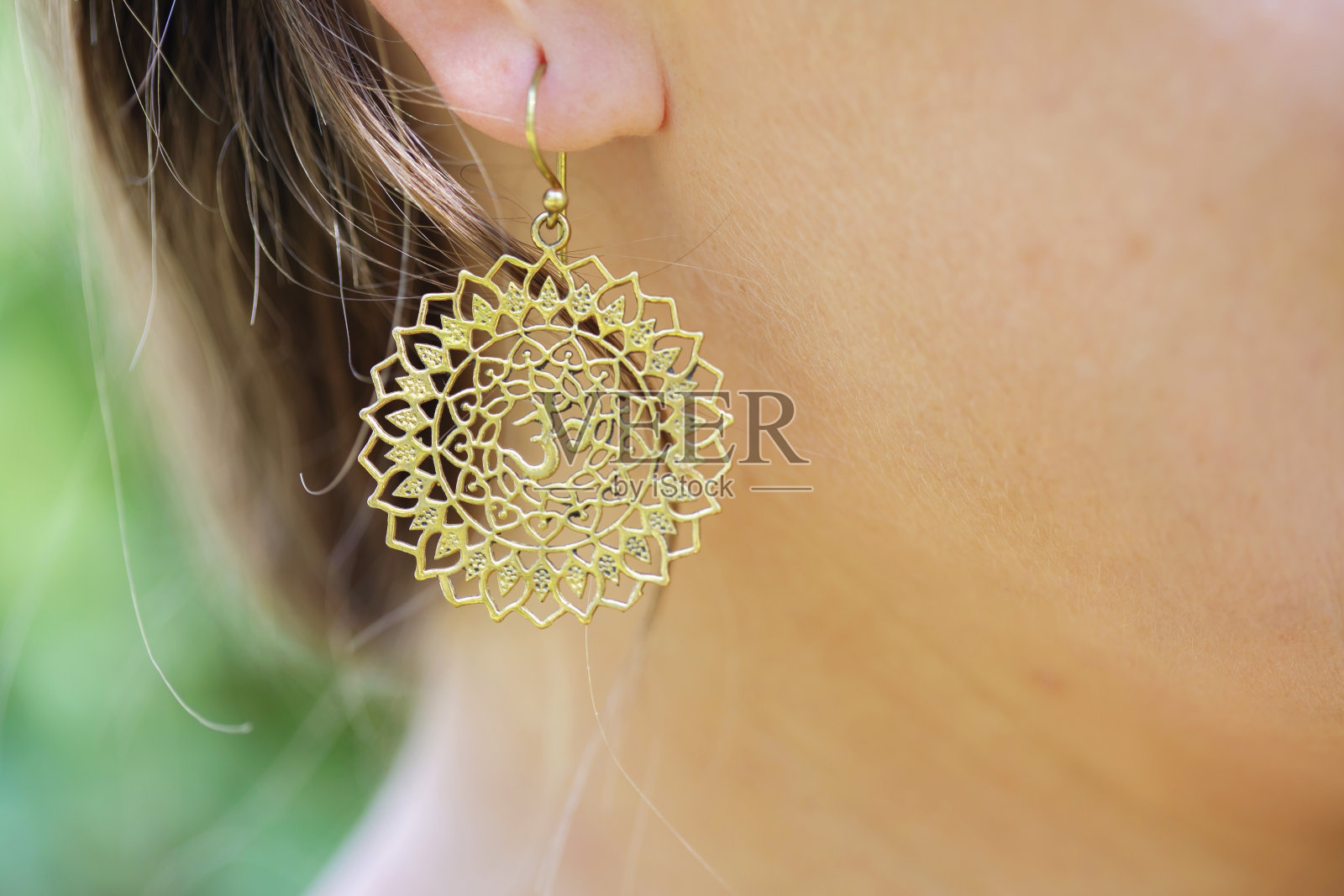 有耳环的女性耳朵照片摄影图片