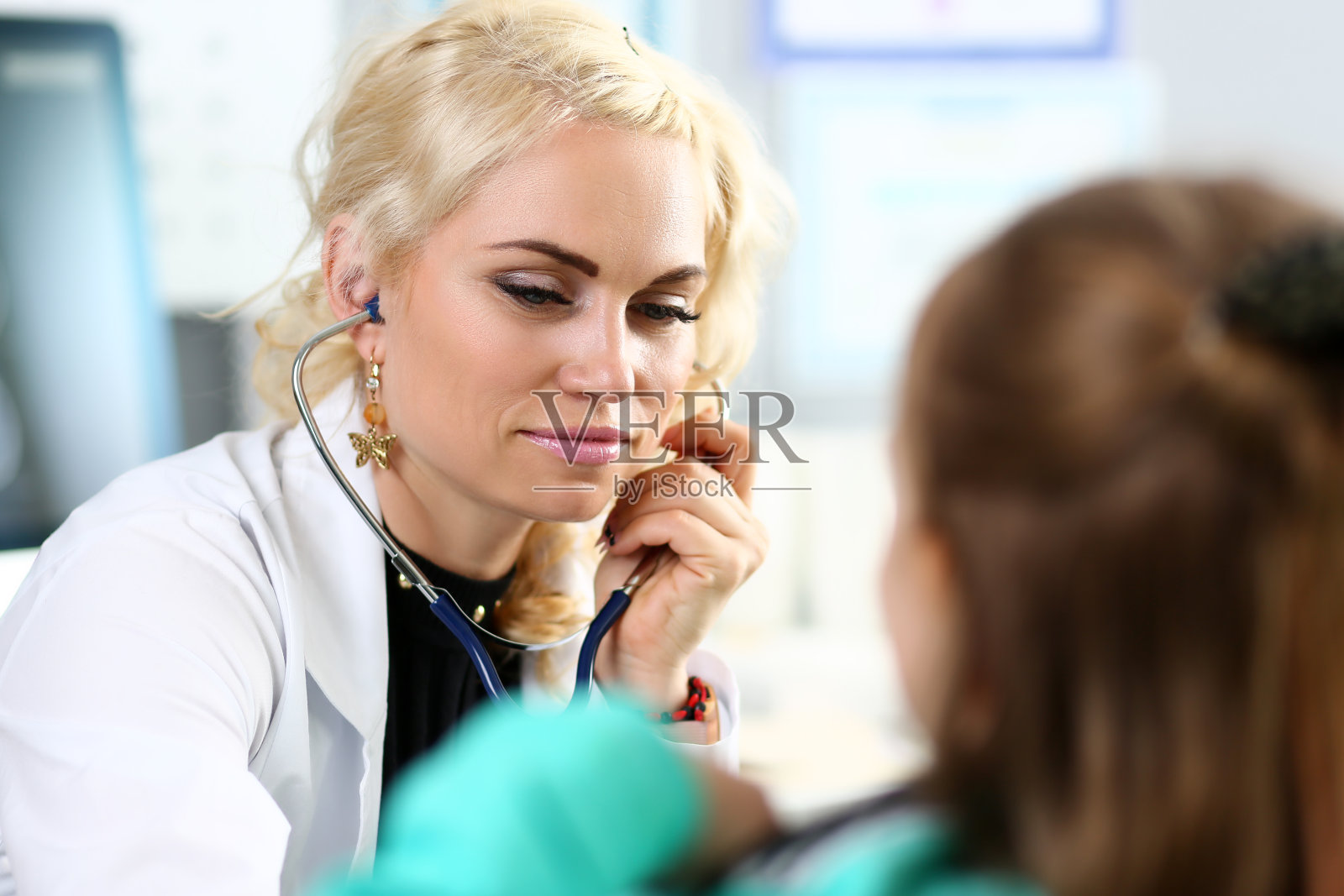 成人全科医生与小女孩的肖像照片摄影图片